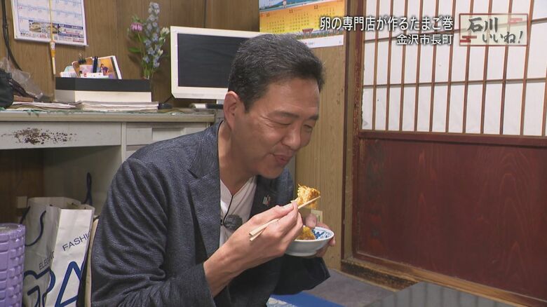 「たまご巻」をいただく竹内アナウンサー