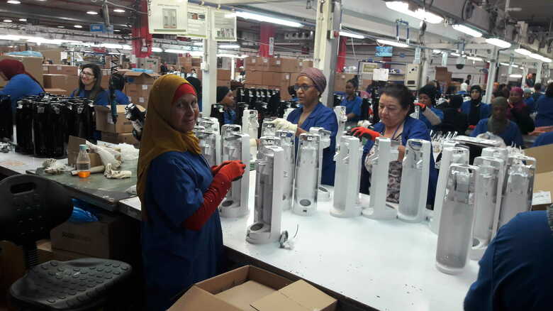 ベドウィン女性のマリイェムさん（左手前）