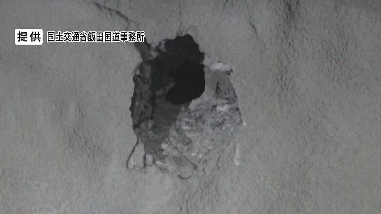 貫通壁にぽっかり開いた穴