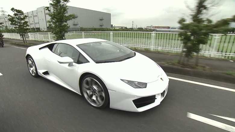 傷ついたランボルギーニ…超高級車に近づく不審人物を防犯カメラが捉えた!
