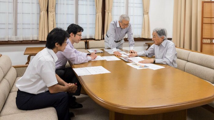 生物学研究所で研究者とミーティングされる上皇さま　提供宮内庁