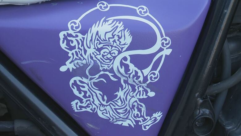 風神・雷神などが描かれたステッカーが何枚も