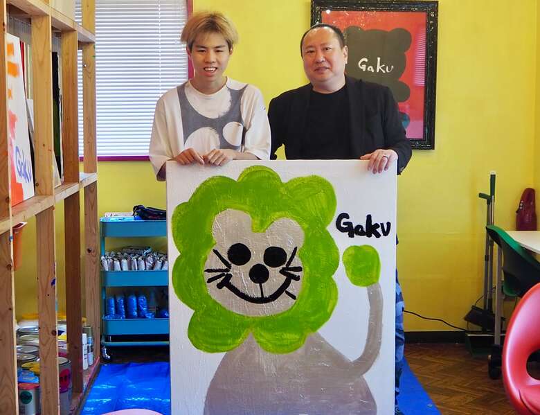 左から）GAKUと佐藤さん（川崎市・高津のアトリエにて）