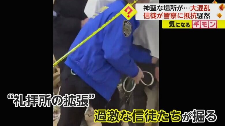 秘密のトンネルから出てくる信徒