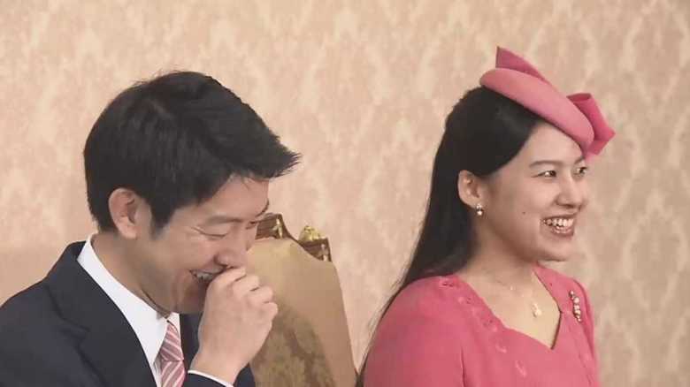 婚約内定会見での絢子さんと守谷慧さん（2018年）