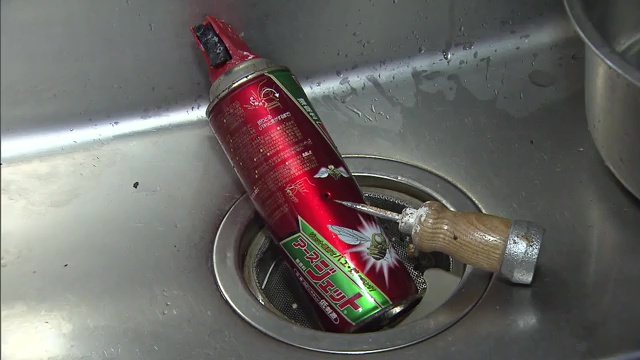 台所でアイスピックを使い穴を…引き出すように火が