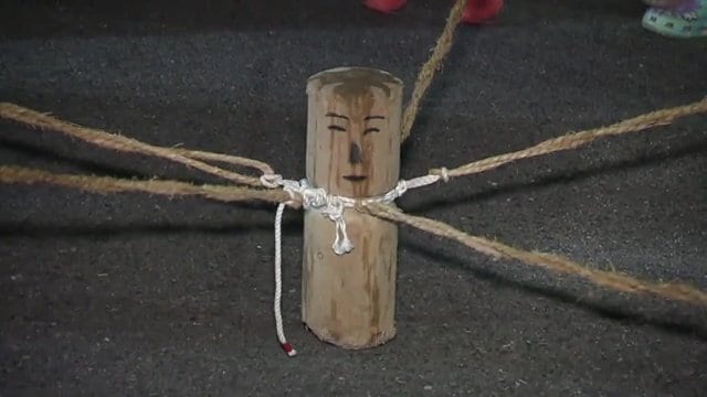 地面に打ち付けていたのは木彫りの地蔵