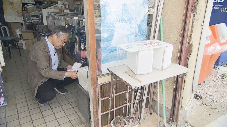 スピーカーから流れる音楽で店の存在をアピール