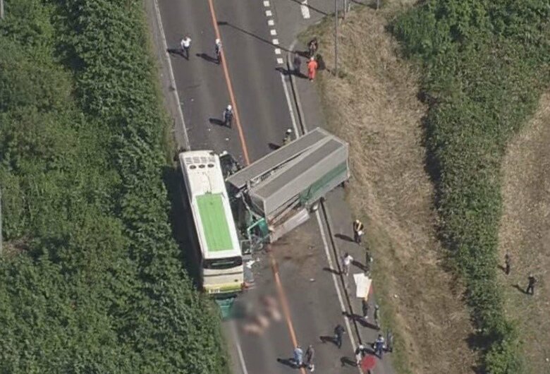 トラックと高速バスが衝突し17人が死傷。事故は見通しが良いカーブで起きた