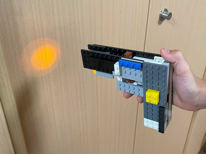 ポインターつきモデルガン 