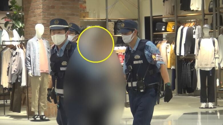 警察に連行される当時15歳の少年（福岡市･2020年8月28日）