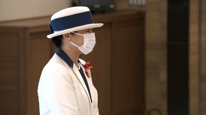 全国赤十字大会の会場に到着された皇后さま　5月15日