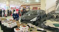 【最新】スーパーは騒然「車が2階から落ちてきた」屋上駐車場から1階食品売り場に乗用車が転落…高齢ドライバーがアクセルとブレーキを踏み間違えたか〈北海道釧路市〉