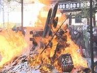 使い終わった正月飾りなど燃やす…名古屋の大須観音で『どんど焼き』参拝者らが願いを書いて収めた“大護摩木”も