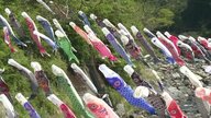 400匹の「鯉のぼり」は圧巻　健やかな成長願って…川の上を色鮮やかに泳ぐ【宮崎発】