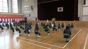 ひと月半遅れ 初夏の入学式~福井県鯖江市の小中学校