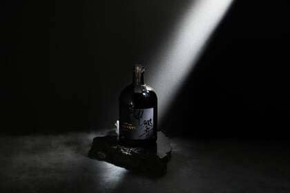 愛媛県の蔵から発掘されたのは、半世紀を生きた秘蔵酒だった。11万円の焼酎「神響 shinkyo 50年」の正体とは