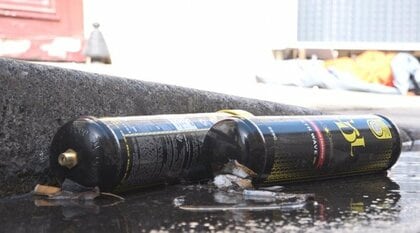 “笑いから悲劇へ”パリに転がる“謎”のガスボンベの正体　若者をむしばむ「笑気ガス」乱用の実態