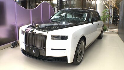 ロールス・ロイスが100周年記念「ファントム」をアジア初公開　エンブレムや内装に純金使用で25台限定