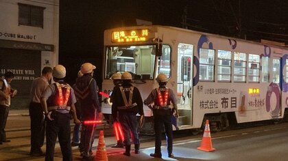 路面電車にはねられる…高齢女性が下敷きになり搬送先の病院で死亡_人気観光地・五稜郭近くの停留所付近の交差点_函館市電は始発から通常運転へ〈北海道 函館市〉