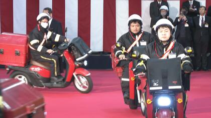 配達枚数は26％減少　元日恒例の年賀状配達「出発式」　お年玉くじは19日に抽選