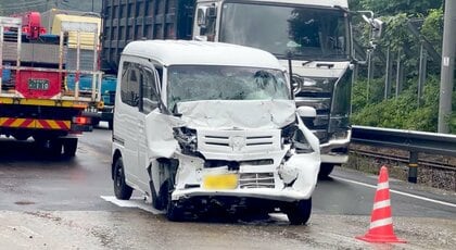 軽自動車の75歳男性が死亡　トラックと車に次々と衝突　意識不明の重体で搬送、約10時間後に出血性ショックで死亡　現場は直線に近い見通しの良い国道148号　軽自動車が反対車線にはみ出したか　長野・小谷村