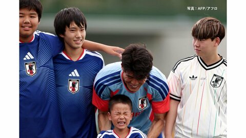 「トミ～！泣かさないで！」記念撮影で冨安健洋に“ハプニング”　森保ジャパン、ピッチコンディションが整った当初の施設で初練習