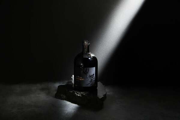 愛媛県の蔵から発掘されたのは、半世紀を生きた秘蔵酒だった。11万円の