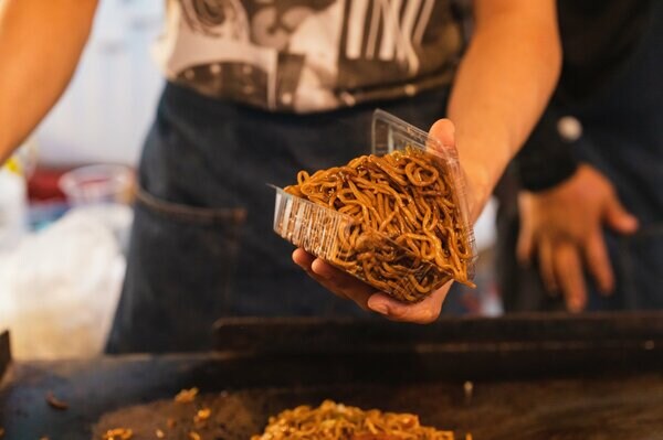 屋台の焼きそば800円！串焼き1000円！　夏祭り4年ぶり復活も物価高の影響直撃…客離れも｜FNNプライムオンライン