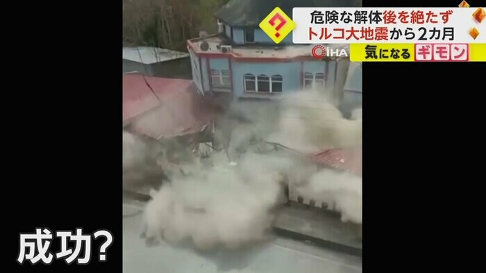 崩れた塔が下にあった建物を直撃