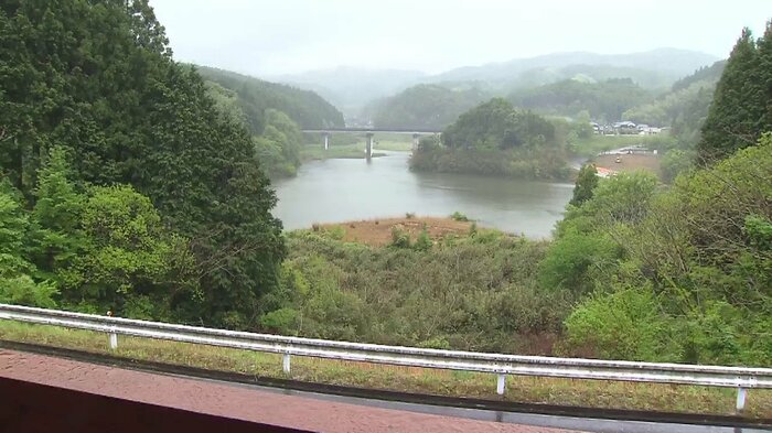 室内の窓側席やテラスからは湖が見える