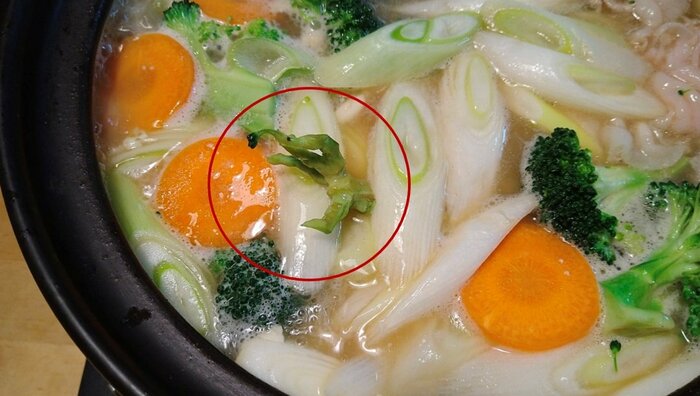 お鍋の中には足らしきパーツが…