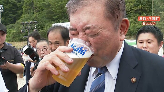 おいしそうにビールを飲む石破氏