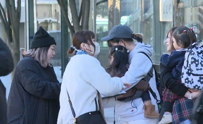 署名活動を行う國井さん（左端）