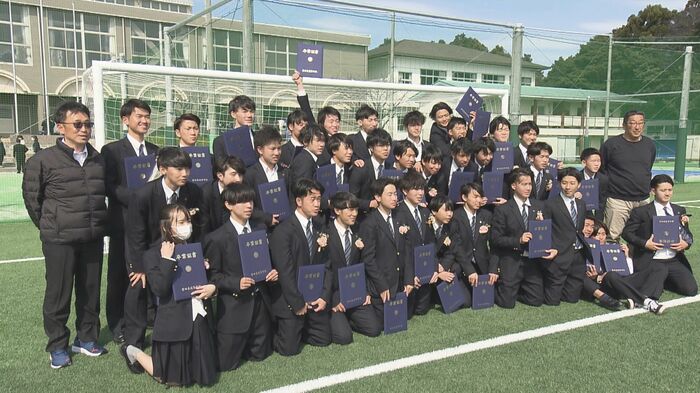 卒業式でのサッカー部の集合写真