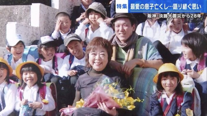 つらい経験を語り継いできた加藤りつこさん(前列中央)