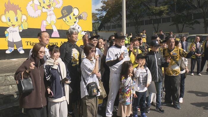 集まったファンと記念撮影