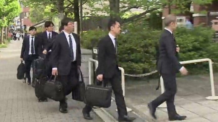 調査に入る文部科学省の担当者ら