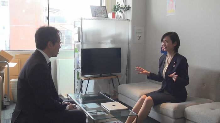 鈴木記者と梅村議員