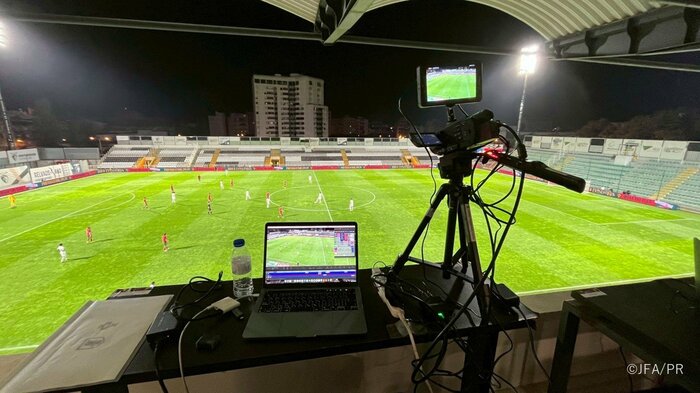 試合中は器材を駆使して、的確な指示を送る