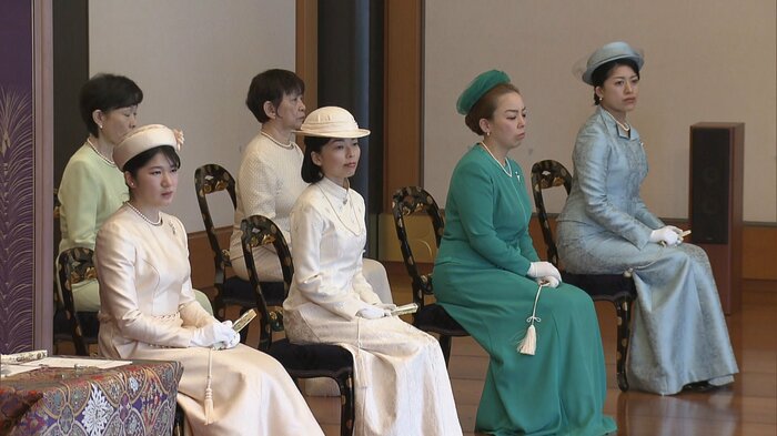 淡いサーモンピンクのロングドレスに、ゴヨウツツジの花があしらわれた帽子姿の愛子さま