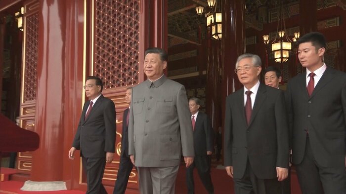 式典に登場した習近平国家主席 右は胡錦涛前国家主席