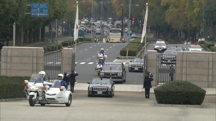 国会に入る天皇陛下の車列 11月14日