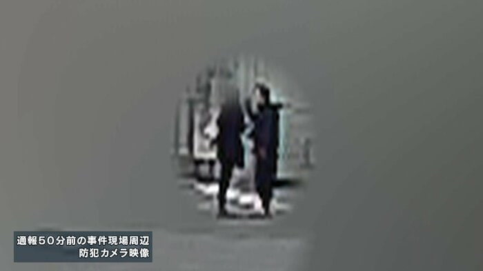 身ぶり手ぶりをしながら女性に何か話しているような様子も