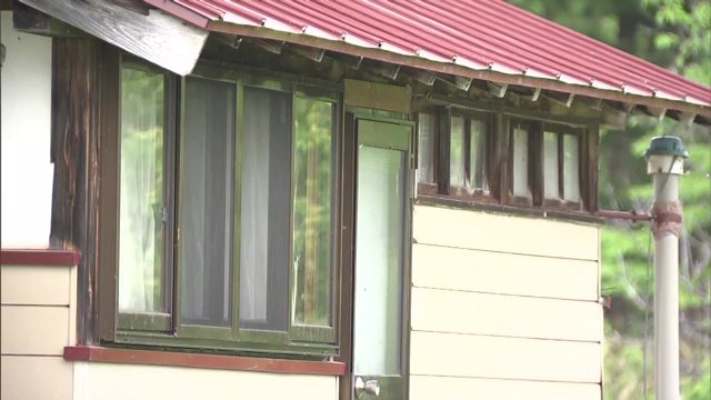 施錠されていたがガラスを割り侵入 物色した痕跡も