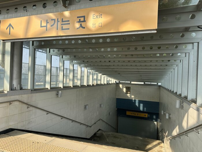 駅舎とホームをつなぐ地下通路のシャッターは下ろされたまま