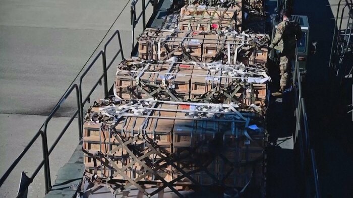 輸送機に積み込まれるウクライナへの物資(カリフォルニア州・トラビス空軍基地 1月22日)
