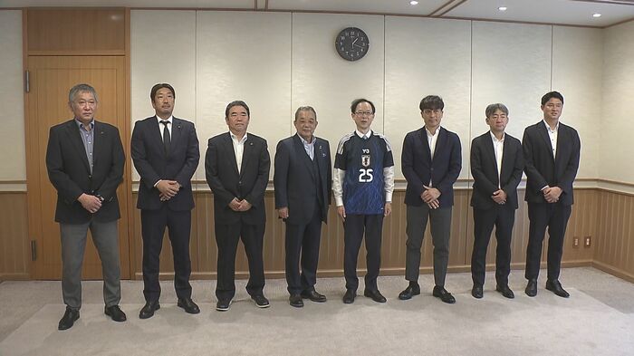 宮本恒靖会長(27日大分県庁)