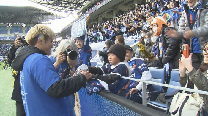 サポーターの声援に応える米田選手