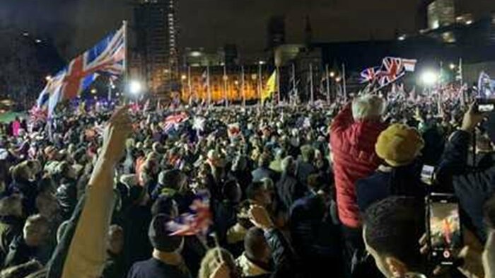 EU離脱の瞬間、イギリス議会前には多くの人が集まった(2020年1月31日)